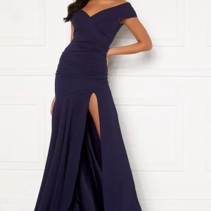 Balklänning  - Använd endast en gång. Den är i väldigt fint skick. Fler bilder kan skickas😊 Säljer den för 700kr Ordinarie pris 1099kr