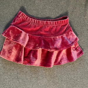 Miniskirt - Supersöt rosa minikjol med fina hjärt-detaljer. Är från barnavdelningen så den är ganska liten. Midjemått tvärs över 30cm men stretchar väldigt mycket (till runt 40-45cm). 25cm på längden så den är super super mini🙊