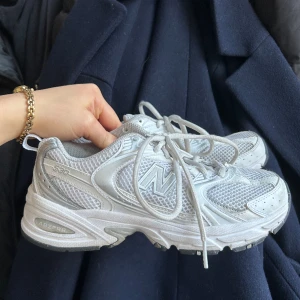 Vår skor  - Jag säljer nu dessa ursnygga!! sneakers. Säljer då dom är lite små för mig, så de är knappt använda och inga defekter!! Storlek 37❤️ nypris 1499 men pris kan diskuteras 