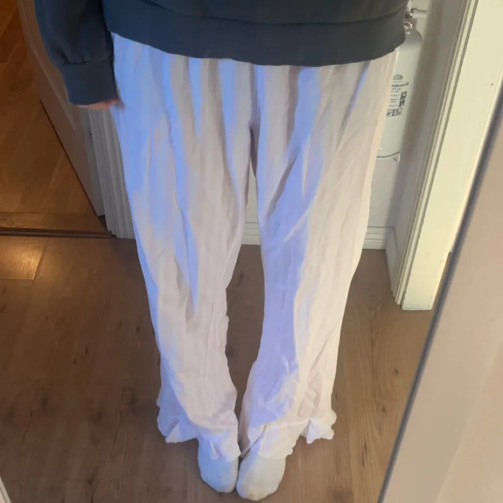 rosavita pyjamasbyxor med volang vid foten från Gina tricot som jag aldrig använd, prislappen finns kvar. säljer då jag har för många pyjamasbyxor och det ej gick att lämna tillbaka. storlek m men skulle säga passar s/m. köpta för 299 o helt slutsåda. Jeans & Byxor.