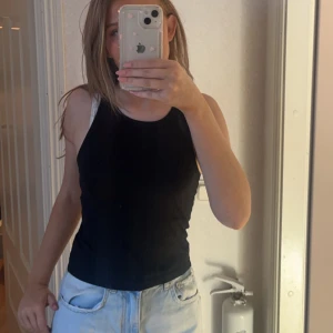 topp/linne - svart sött linne som är jättefint till vår/sommar