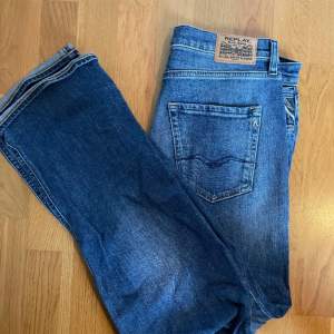 Säljer jeans från Replay. Lite för lösa för mig men om du gillar inte så slim Replay så är dessa perfekta för dig för ett riktigt bra pris!  Storlek 28/32