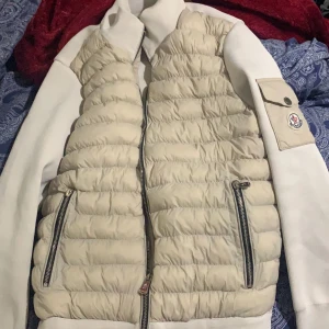 Moncler cardigan  - Säljer min moncler cardigan som e köpt för nån månad sen, Helt ny typ använd en gång bara, Storlek (S) passar (M), Fri frakt och kan mötas upp, Hör av er för minsta lilla funderingen, Kan gå ner i pris vid snabb affär 