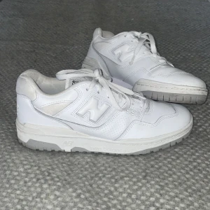 New Balance 550 White/Grey - New Balance 550, använd ett fåtal gånger och är i mycket bra skick. Boxen har föräldrarna slängt och det är också därför jag säljer dessa skor för 799. Snygg sko bara att jag inte har användning av den längre. Var jag köpt skorna finns på 3e bilden.