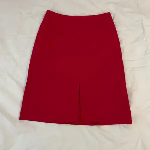 Röd midi kjol från Kappahl. Storlek eur 38. Köpt second hand men mycket bra skick ❣️  Midja: 39 cm (rakt över) Längd: 57 cm