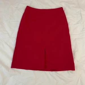 Röd kjol - Röd midi kjol från Kappahl. Storlek eur 38. Köpt second hand men mycket bra skick ❣️  Midja: 39 cm (rakt över) Längd: 57 cm