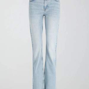 Säljer dess fina jeans från Gina då de inte kommer till användning. Endast använda ett fåtal gånger, superbra skick. Köpta i slutet av 2023, säljer för 200 kr nypris 500 kr👌🏻👌🏻