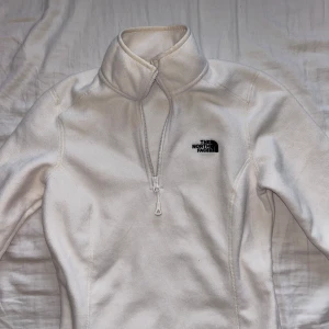 Fleece från the north face - Superfint creamvit/beige fleece från the north face som aldrig har kommit till användning då den satt för tajt på mig!!!🤍Inga defekter och nypris är 600kr💕