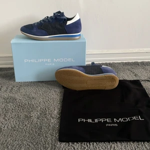 Philippe model trainers - Riktigt feta Philippe model trainers helt oanvända (endast testade) det är storlek 40 men är väldigt stor i storleken och passar minst 41. Både box och dustbag medföljer. Priset går att diskutera vid en snabb affär. Skriv till mig vid frågor. 
