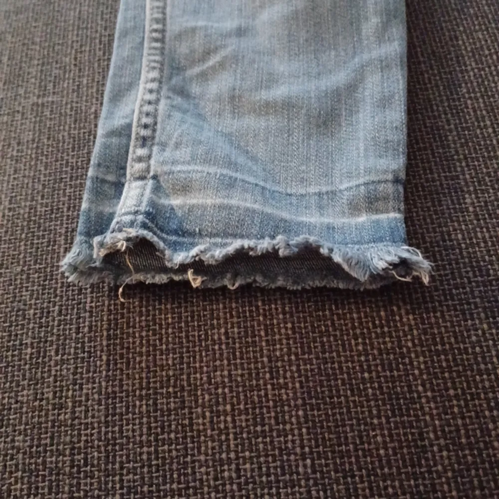 Ett par skinny jeans från lindex som jag säljer för har växt ur dom. Är i bra skick. Kontakta innan köp,och om du har mwr frågor bara kontakta mig!. Jeans & Byxor.