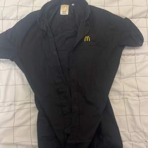 Tja säljer denna McDonalds skjorta. Pris kan diskuteras vid snabb affär 