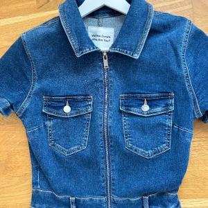 Jeans jumpsuit - Snygg jeansjumpsuit ifrån Pull&bear Använt kanske 1-2 gånger.   Detta är storlek L (samma storlek som Linn Ahlborg har på bilden) upplever att den är något liten i storlek så rekomenderas absolut på en normal M. Sitter så så fint på!!!