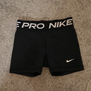 nike pro shorts - storlek M barn storlek 137-146