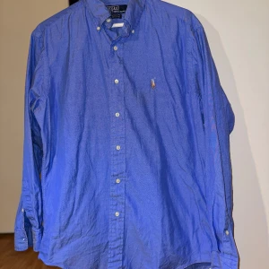 Ralph Lauren - Skjortan har inte kommit till användning längre, håller på att rensa skåpet  och vill bli av med de mesta.  Kom gärna med bud 😊 