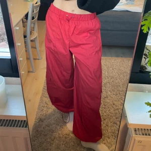 Parachute pants by Chloe Shuterman - Från Chloe Shutermans kollektion med NAKD. Använda 1 gång. Storlek 36