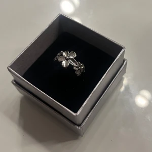 Blomring - Fin justerbar blomring i färgen silver som tyvärr inte kommer till användning💕