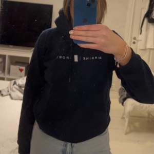 En fin marinblå hoodie från marine sports💞