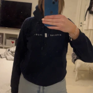 Marinblå hoodie - En fin marinblå hoodie från marine sports💞