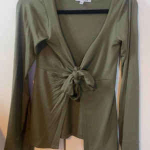 designbysi tröja - Tröja ifrån DesignBySi använd en gång, säljer då jag har likadana tröjor i andra färger, köpt för 400💕 passar xs till M