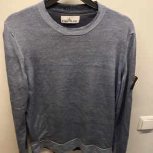 Stone island  - Säljer nu mina stone island tröja då den inte kommer t användning Storlek, M men passar S Priset kan diskuteras vid snabb affär 