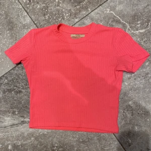 Crop top  - En jätterosa neon snygg crop top från Pull and bear. Någorlunda nopprig. Säljer pga stor garderobrensning. Kika gärna på mina andra annonser, säljer mycket:) 
