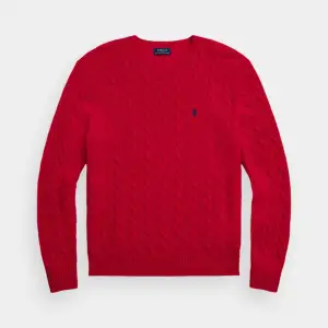 Säljer min jättesnygga Ralph Lauren tröja då röd tyvärr inte är min smak men annars skitsnygg! Skriv för fler bilder eller frågor💘 KÖPAREN STÅR FÖR FRAKT