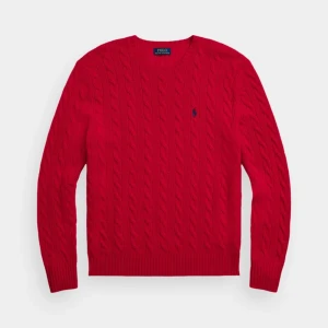 POLO RALPH LAUREN TRÖJA - Säljer min jättesnygga Ralph Lauren tröja då röd tyvärr inte är min smak men annars skitsnygg! Skriv för fler bilder eller frågor💘 KÖPAREN STÅR FÖR FRAKT