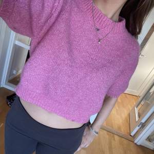 En superfin rosa lite croppad stickad tröja från zara, nästan aldrig använd så den ser ut som när jag köpte den. 🩷