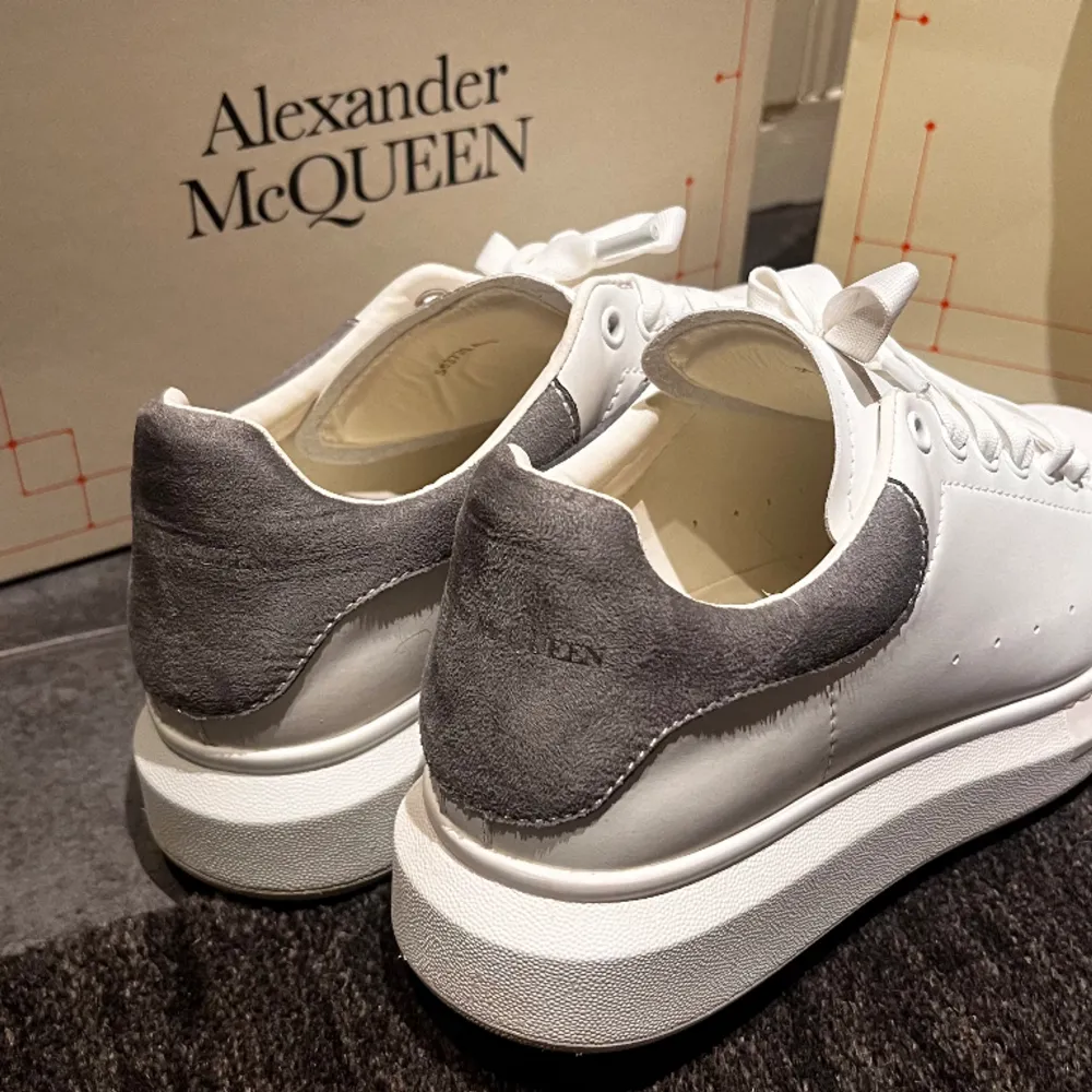 Säljes ett par Alexander Mcqueen modellen ”Oversized Sneaker” i storlek 43.   Mycket fint skick på skorna, använda fåtal gånger. Originalkartong och påse finns kvar.  Finns i Borlänge  Mvh Lucas  . Skor.