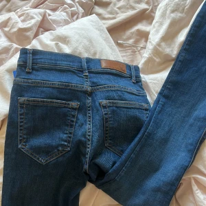 Mörkblåa Jeans - Säljer dess mörkblåa jeansen i storlek XS från Bikbok men är köpta på Sellpy. De är i nyskick och säljs pågrund av att dom är försmå för mig 💕
