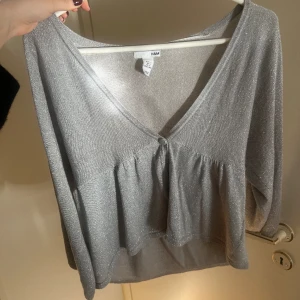 Trekvartkofta - Söt trekvartsärmad kofta som inte kommer till användning. Den är grå och lite glittrig. Superfin och bra skick!😍