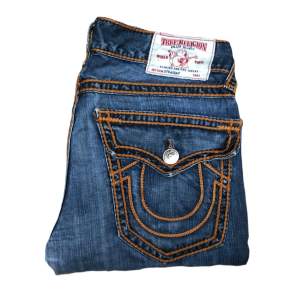 Söker dessa par True Religion jeans. ”Mörkblå” med ”Orange” Stitching. (Stl: 36/34 och uppåt) Baggy fit.