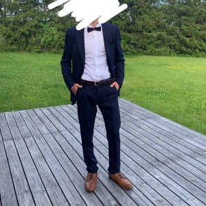 Mörkblå kostym - Kostym (kavaj och byxor) köpt på Brothers, märke Riley.  Byxor i storlek 44, motsvarar S.  Kavaj i storlek 44 slim fit, motsvarar S. Använd fåtal gånger och i bra skick. Skriv för mått eller frågor 🤗 pris kan diskuteras vid smidig affär!