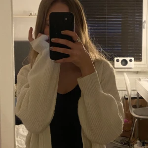 Kofta stickad - Använder aldrig och inga knappar men annars bra skick med små defekter 💘