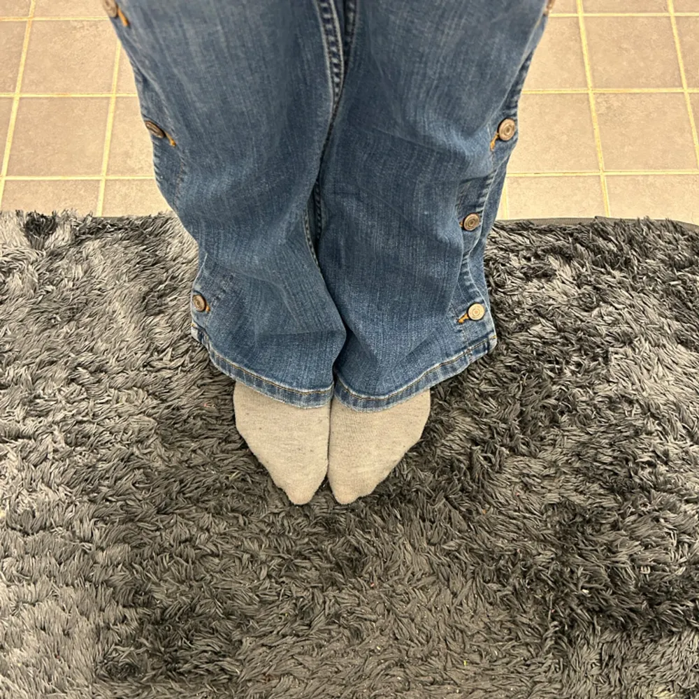 Säljer nu mina favorit jeans från zara som inte längre går att få tag på! 🩷 De har så fina detaljer där nere med knappar som går å knäppa upp också! Kom privat för ytligare frågor!! SuperBra skick!!!🩷. Jeans & Byxor.