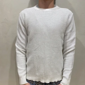 Tröja J.Lindeberg  - Tröja J.Lindeberg  Modell: 184cm & väger 73kg Storlek: M Skick: 8/10 Allmänt Använd lite nopprig  Material: Bomull, Polyamid Skriv om ni har frågor! 