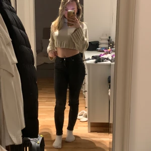 Jeans - Svarta skinnyjeans.  Säljer dom då jag tyvärr aldrig använder dom då dom är en bit för långa för mig.  Aldrig använda 