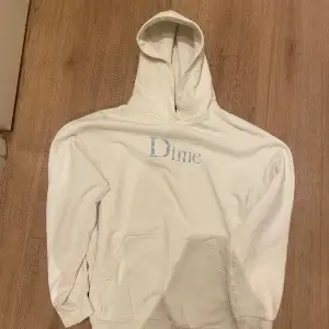 Vit Dimehoodie med boxy passform. Har en liten stain på ryggen (se bild nr 3) utnött på höger sida vid midjan pågrund av att den är skateanvänd Nypris: 1200kr