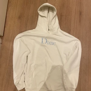 Dime hoodie - Vit Dimehoodie med boxy passform. Har en liten stain på ryggen (se bild nr 3) utnött på höger sida vid midjan pågrund av att den är skateanvänd Nypris: 1200kr