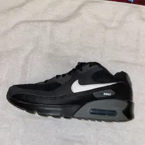 Nike air max 90s i storleken 36,5, skick 6,5/10 endast använda fåtal gånger, skriv gärna vid frågor. Pris kan diskuteras vid snabb och smidig affär.