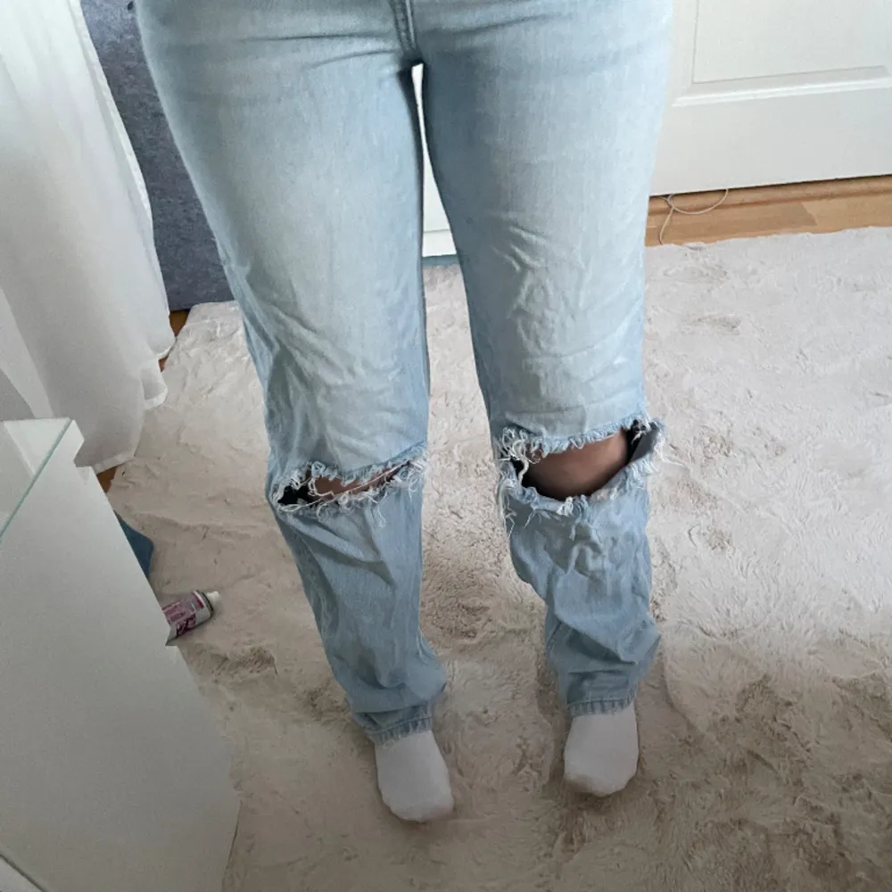 Säljer nu mina ljusblå jeans från Gina tricot med slitningar på knäna då det inte längre passar. I storlek 34!!🩵🩵🙌🏻. Jeans & Byxor.