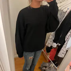 Jättenajs svart sweatshirt i bra skick och fin passporm