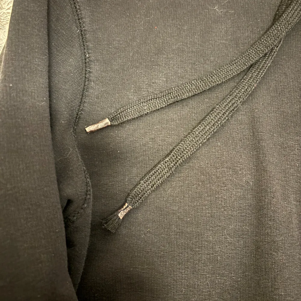 Hov1 hoodie med ett kärleksbrev på bröstet, notera att ena plastgrejen på snöret är halvt av men inget som stör❤️köpt på plick i strl S men är oversized. Hoodies.