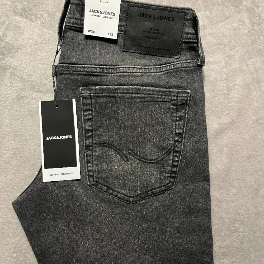 Ett par helt oanvända Jack and Jones jeans som är i modellen slimfit W28 L32 10/10 ny pris 499 mitt pris 199. Jeans & Byxor.