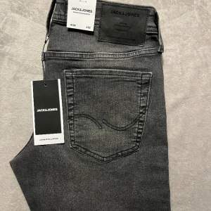 Ett par helt oanvända Jack and Jones jeans som är i modellen slimfit W28 L32 10/10 ny pris 499 mitt pris 199