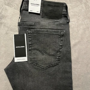 Helt oanvända jack & Jones jeans  - Ett par helt oanvända Jack and Jones jeans som är i modellen slimfit W28 L32 10/10 ny pris 499 mitt pris 199