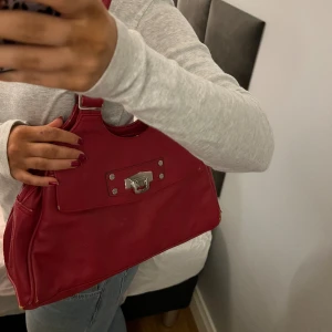 Röd väska - Super snygg röd väska. Mycket rymlig och praktisk.💗💗