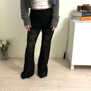 Spetsbyxor  - Såå snygga spetsbyxor från h&m💕 sparsamt använda (shortsen under är en del av byxan)