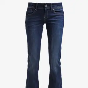 Jättefina blå jeans från G-Star! Sparsamt använda så fint skick Lågmidjade och bootcut Lite långa på mig som är ca 170! Nypris 1465kr