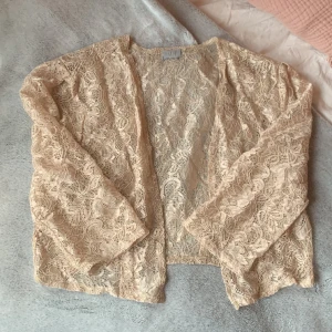 Spets kofta! - Säljer min spets kofta från hm eftersom den inte kommer till användning. Skriv vid frågor eller intresse 🥰❣️